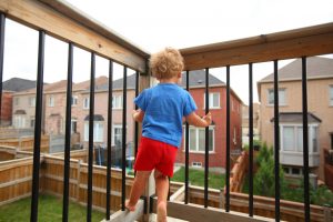 Jeune enfant se mettant en danger sur balcon