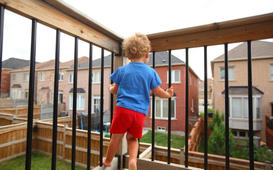 Jeune enfant se mettant en danger sur balcon