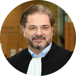 Maitre Pascal Nakache. Avocat expert en préjudice corporel au tribunal en robe d'avocat.