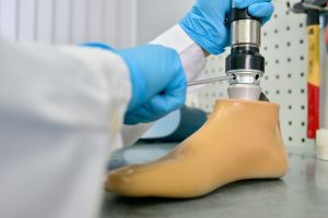 Prothésiste réglant une jambe artificielle
