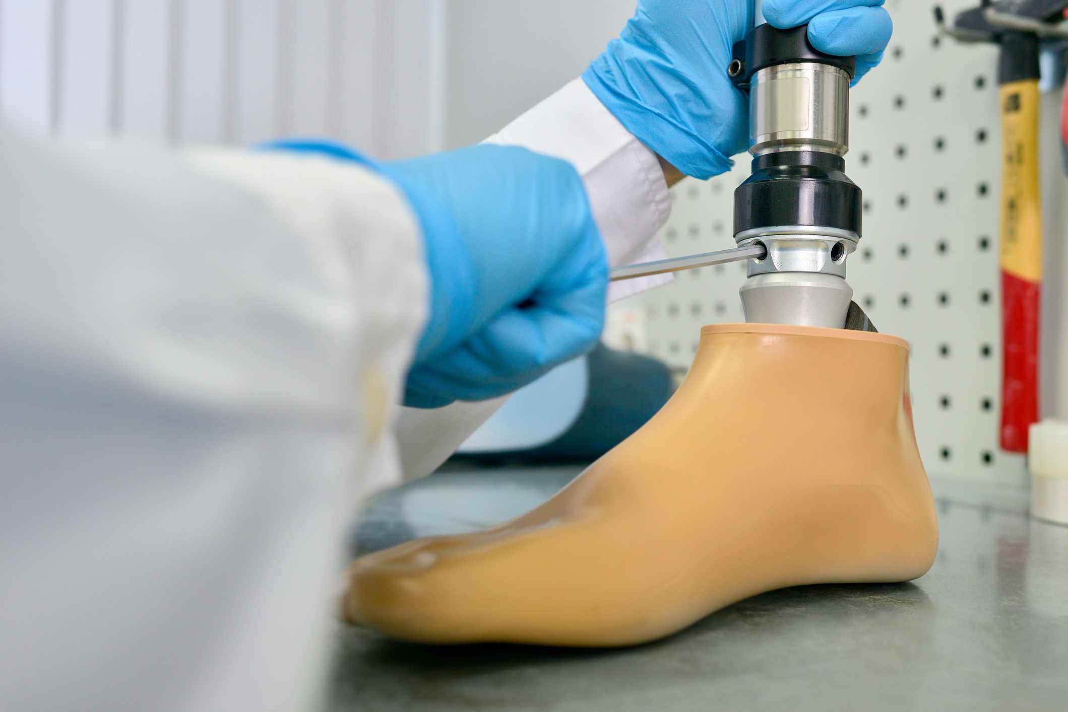 Prothésiste réglant une jambe artificielle